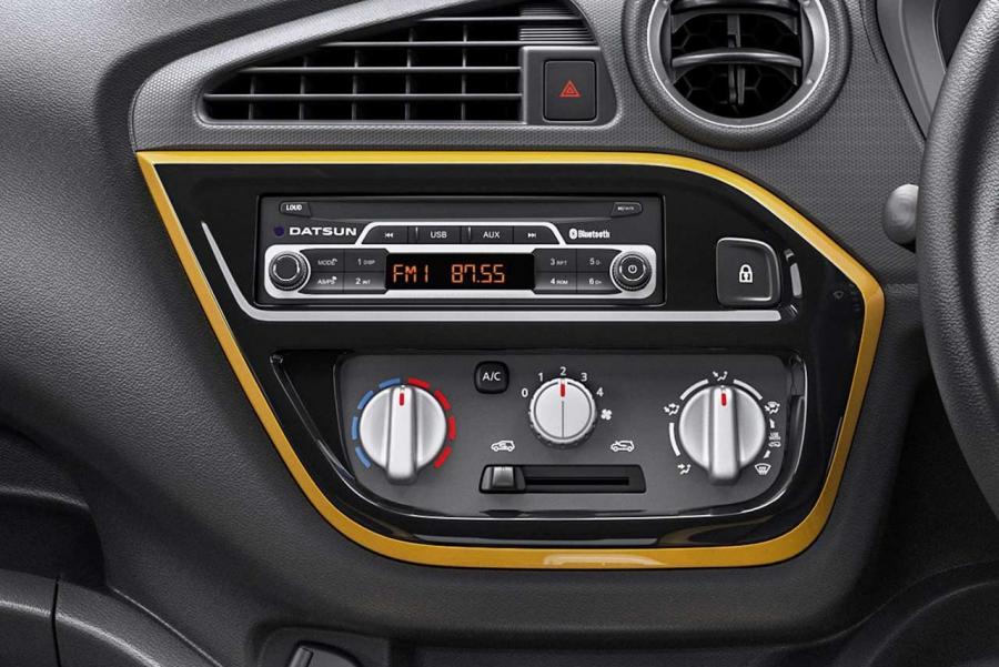 Детали интерьера Datsun redi-GO Gold 2017 года  (IN) (фото 2 из 9)